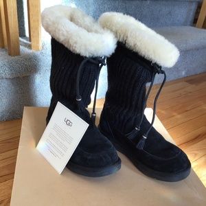 UGG Suburb Crochet Women’s boots in black, Size 7